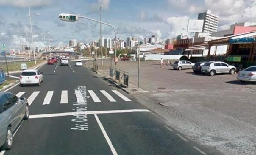 Após colisão entre veículos na Avenida Octávio Mangabeira, PM atira contra homem