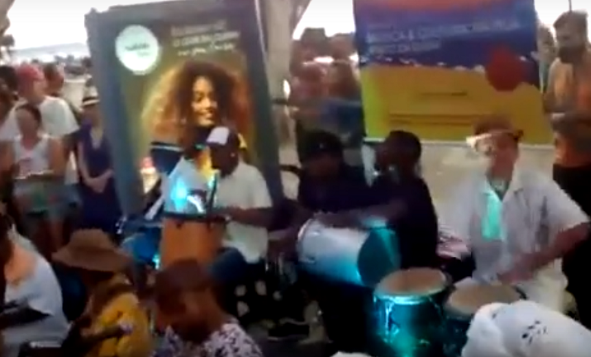 Grupo de samba faz &#8220;show&#8221; em ponto de ônibus no Porto da Barra; veja vídeo