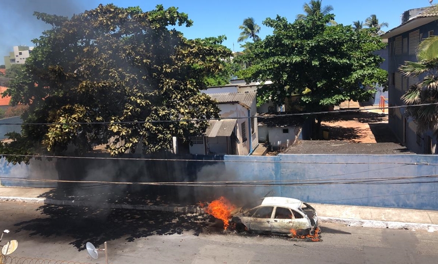 Carro pega fogo em rua de Piatã; moradores contam que motorista estava na praia