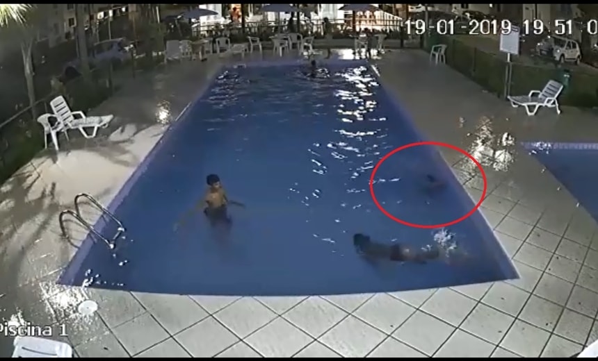 Num piscar de olhos criança se afoga em piscina e é salva por porteiro de prédio; assista