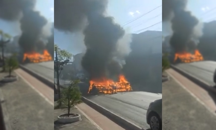 Manifestantes queimam objetos na pista durante protesto no Lobato