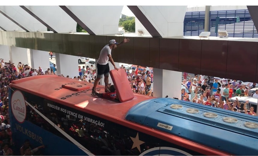 Atacante Fernandão chega a Salvador e é ovacionado pela torcida do Bahia