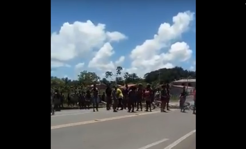 Manifestantes protestam após corpo de criança ser encontrado no quintal do padrasto