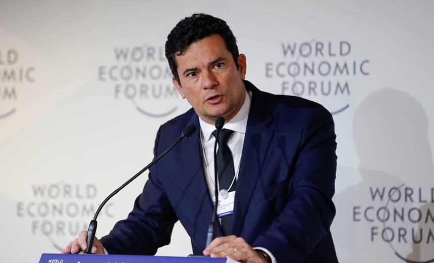 Moro diz que governo federal não vai intervir em investigação sobre Flávio Bolsonaro