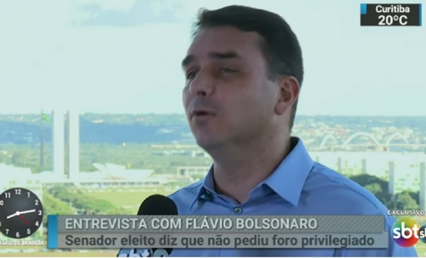 Em entrevista ao SBT, Flávio Bolsonaro diz que não renuncia e acusa o MP; veja vídeo