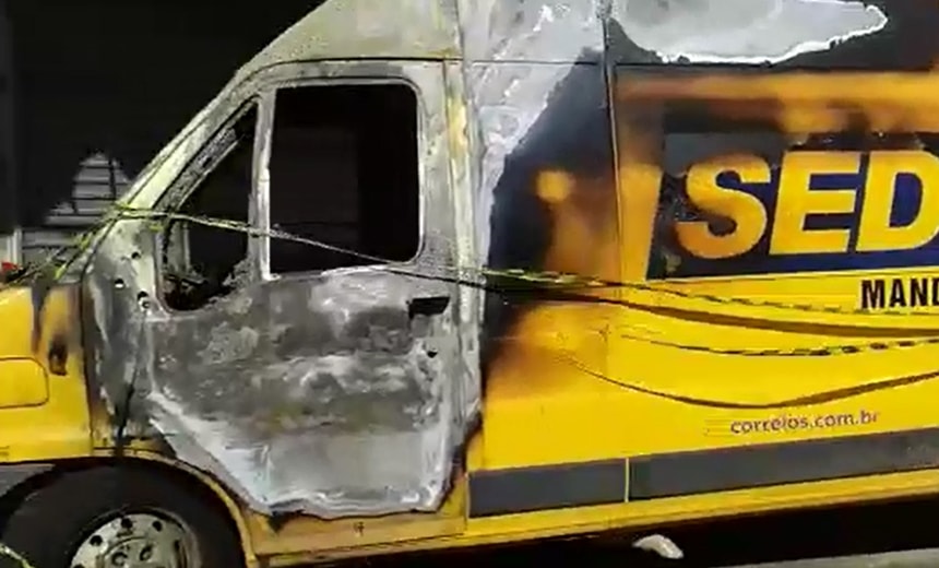 Vídeo: carro dos correios é incendiado em Ilhéus; incêndio pode ter sido criminoso