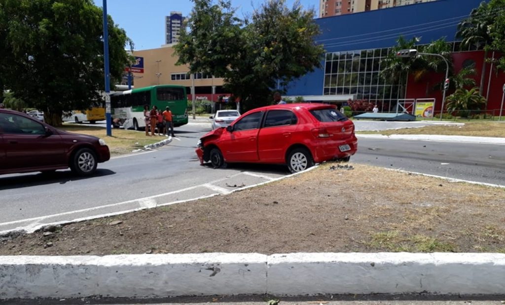 Carro fica destruído após colisão com ônibus na Avenida Ogunjá em Salvador