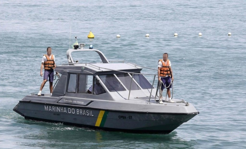 Piloto de lancha que fazia travessia de Itaparica cai no mar após ser atingido por onda