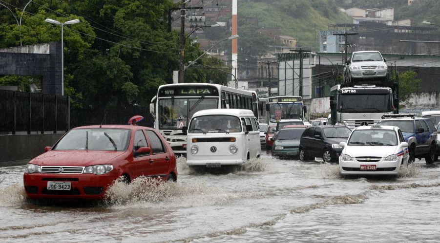 Forte chuva causa alagamentos e deslizamentos de terra em Salvador