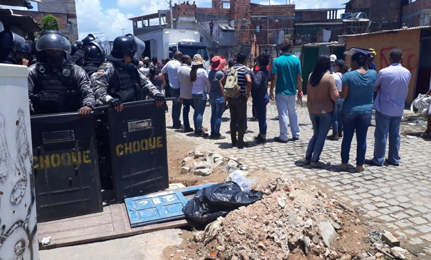 Desapropriação de terreno em Massaranduba gera confronto entre PM e moradores