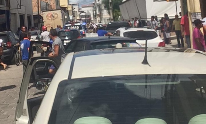 Policial é baleado por assaltantes em motocicleta em Teixeira de Freitas