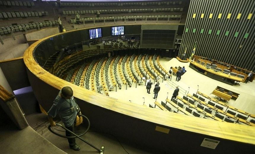 Deputados federais eleitos e reeleitos tomam posse na manhã desta sexta-feira