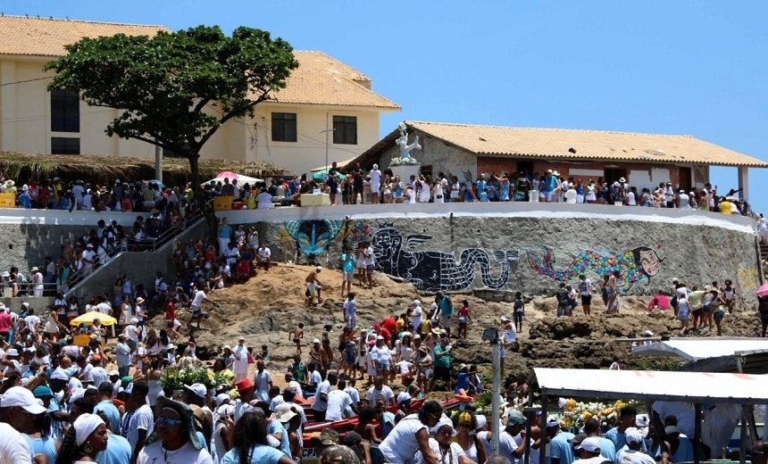 Festa no Mar: Devotos homenageiam Iemanjá em dia de celebração no Rio Vermelho