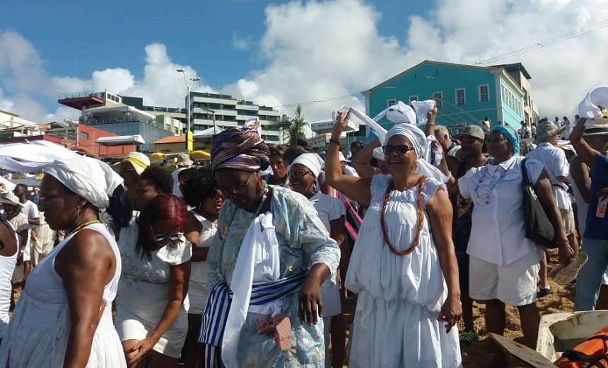 Rituais do &#8216;povo de santo&#8217; abrilhantam entregas de presentes na Festa de Iemanjá