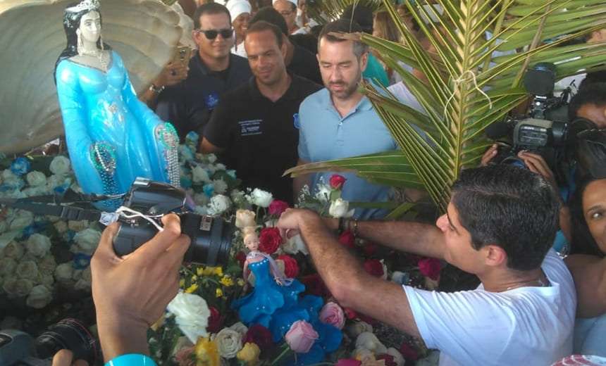 Todo de branco, ACM Neto coloca flores no presente de Iemanjá: &#8220;A festa está linda&#8221;