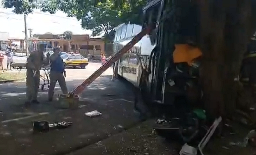 Ônibus da Chapecoense se envolve em acidente em Maringá; assista