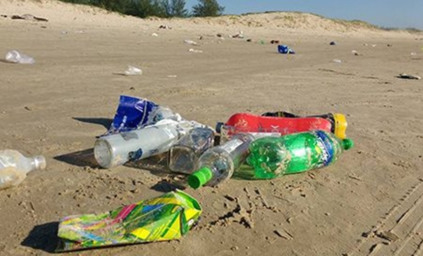 Campanha realiza coleta de lixo nas praias de Piatã e Itapuã; inscrições abertas