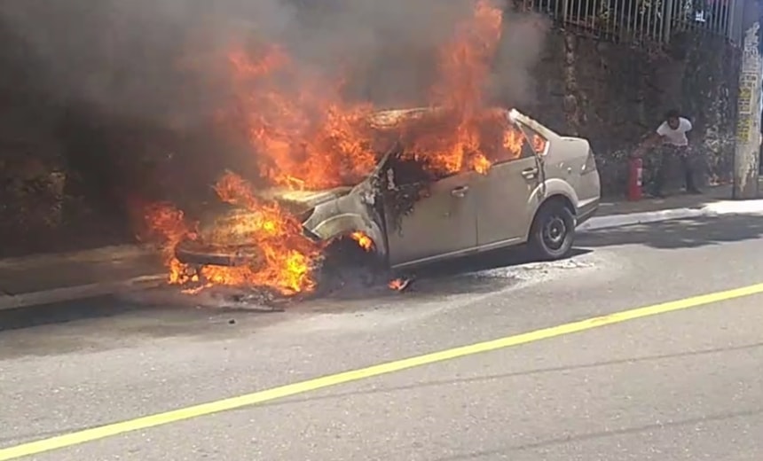 Vídeo: carro fica destruído após ser tomado por chamas no bairro da Federação