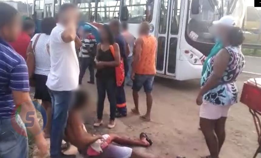 Após ser baleado, passageiro toma arma e mata bandido durante assalto a ônibus