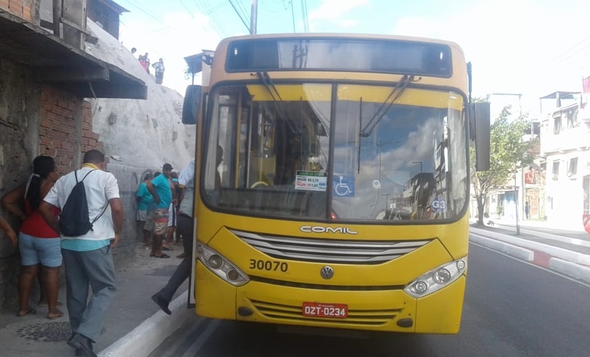 Assaltante é morto dentro de ônibus em Periperi