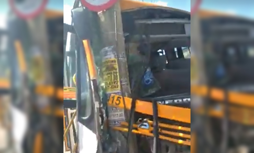 Micro-ônibus colide em poste após acidente envolvendo três carros na Suburbana; veja