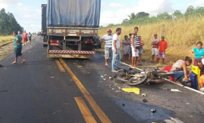 Mulher morre após colisão entre duas carretas e uma moto na BR-101