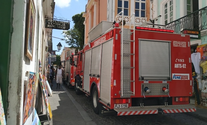 Bombeiros combatem incêndio em vegetação no bairro do Comércio