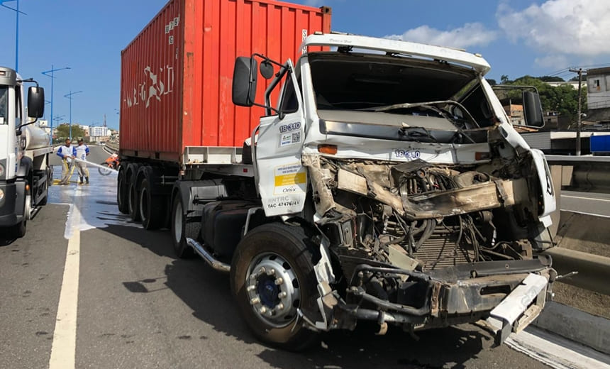 Carretas que saíam do Porto de Salvador colidem na Via Expressa; veja vídeo