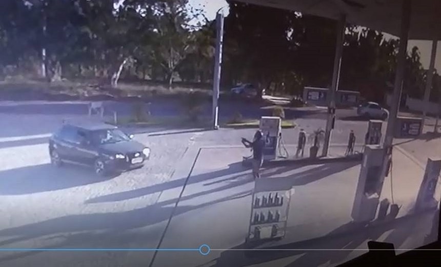 VÍDEO: de moto, dupla toma carro de assalto em posto de combustíveis em Alagoinhas