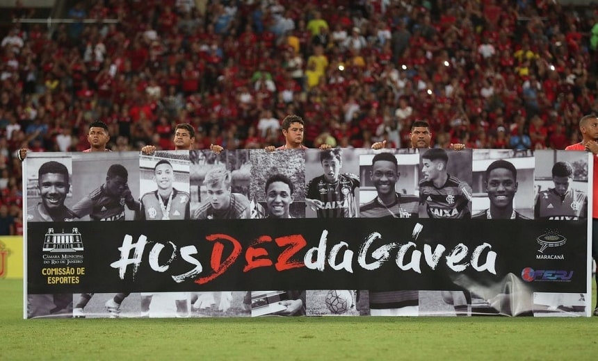 Homenagem a jovens mortos no Ninho do Urubu emociona Maracanã