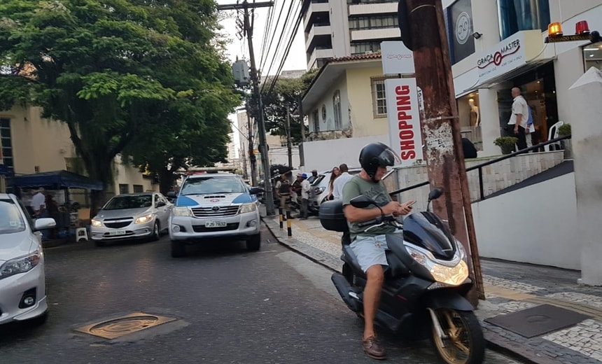 Criminosos rendem porteiro e assaltam loja em shopping na Graça