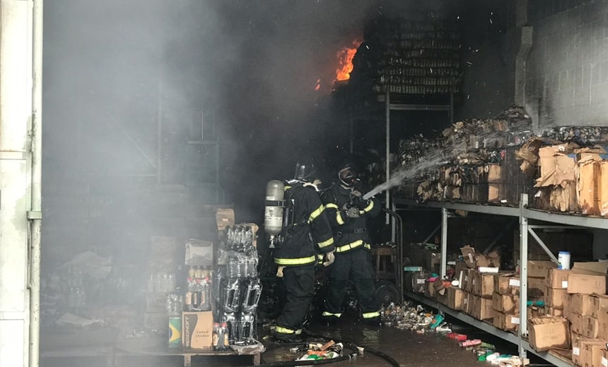 Incêndio de grande proporção atinge galpões no bairro de Pirajá