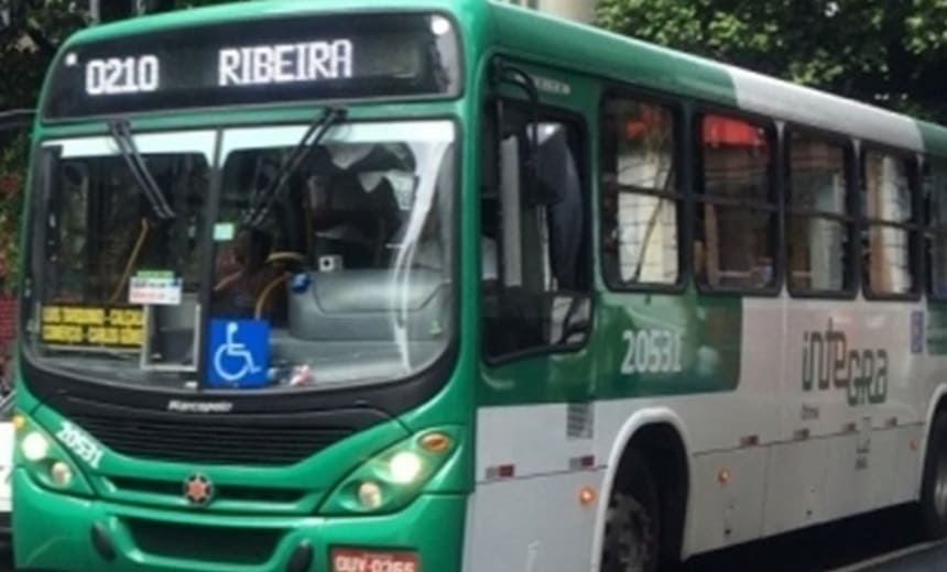 Homens armados invadem ônibus e atiram em passageiro confundido com policial