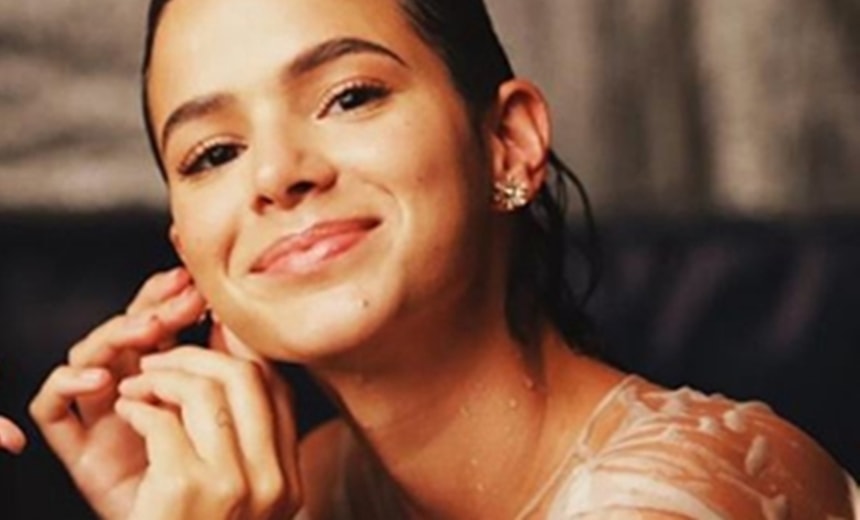 Bruna Marquezine é confundida com Isis Valverde e nega foto com fã em Nova York