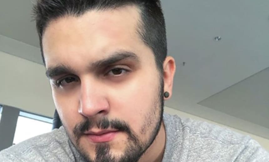 Fã tatua olhos de Luan Santana e cantor brinca: &#8220;Meus zoinho vesgo&#8221;; veja