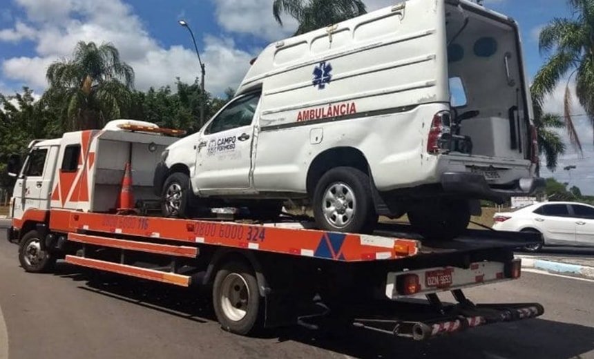 Veículo de passeio se choca contra ambulância, em Amélia Rodrigues