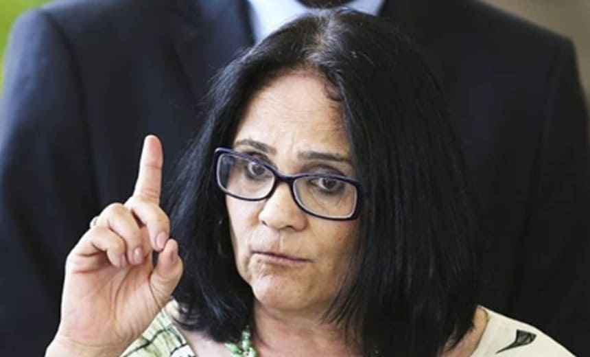 Ministra Damares diz que executar hino é ?obrigatório? e defende filmar crianças