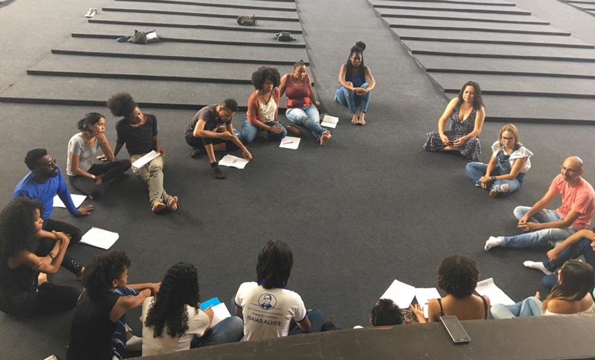 Estudantes superam timidez com aulas de teatro em Salvador