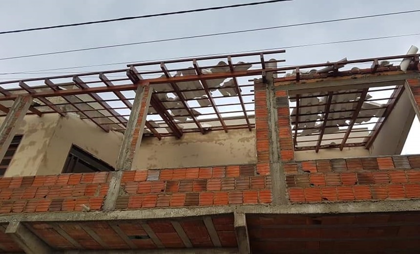 Chuva acompanhada de fortes rajadas de vento causa estragos no interior da Bahia