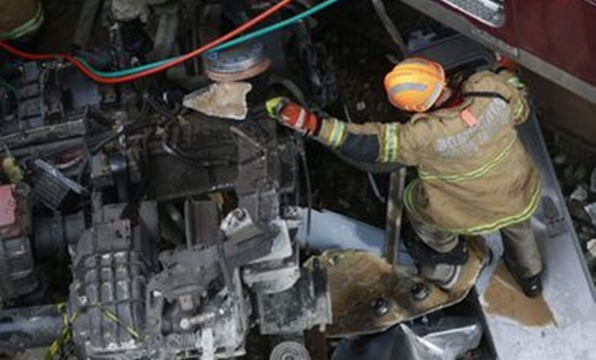 Bombeiros retiram maquinista das ferragens após colisão no Rio