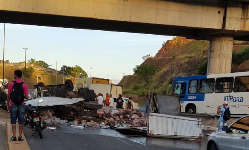 Caminhão com carga de bebidas tomba e deixa feridos na Av. Luís Eduardo Magalhães