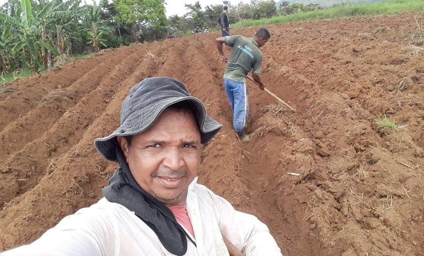 Conheça Marcos, agricultor que cresceu por conta do trabalho e da &#8220;mãozinha&#8221; do estado