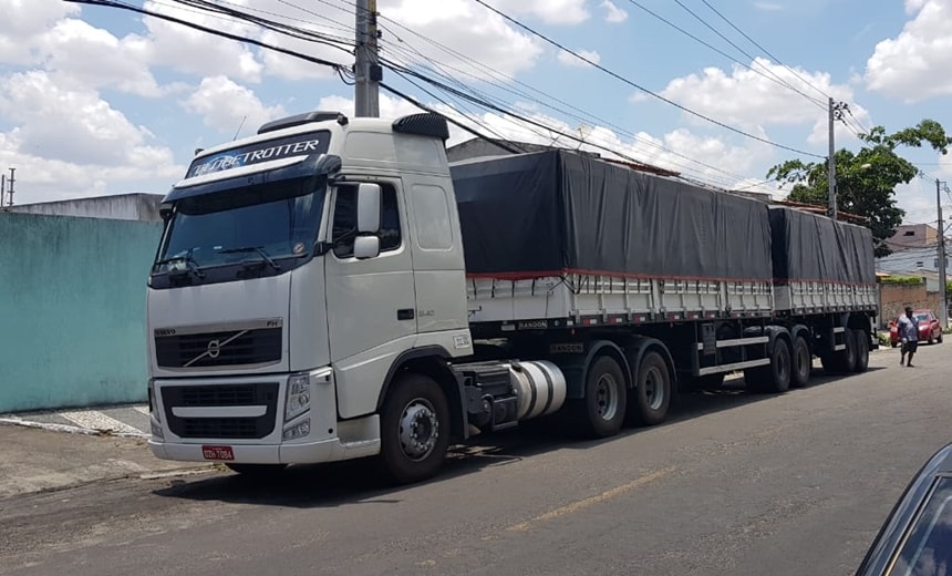 Carreta é apreendida em Feira com mais de 40 toneladas de roupas contrabandeadas