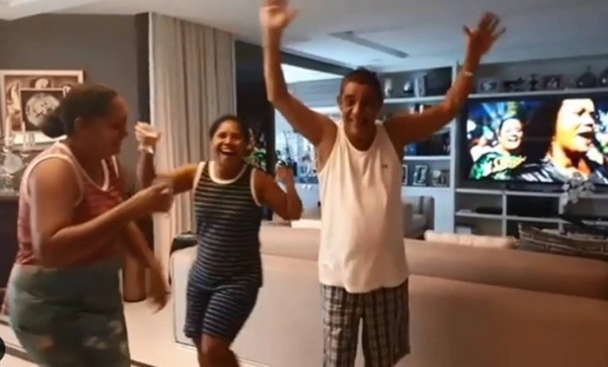 Zeca Pagodinho se anima com samba em casa e dança com funcionárias; veja vídeo