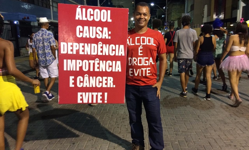 No meio da &#8216;bebedeira&#8217;, homem passa 10h em pé protestando contra o álcool na Barra