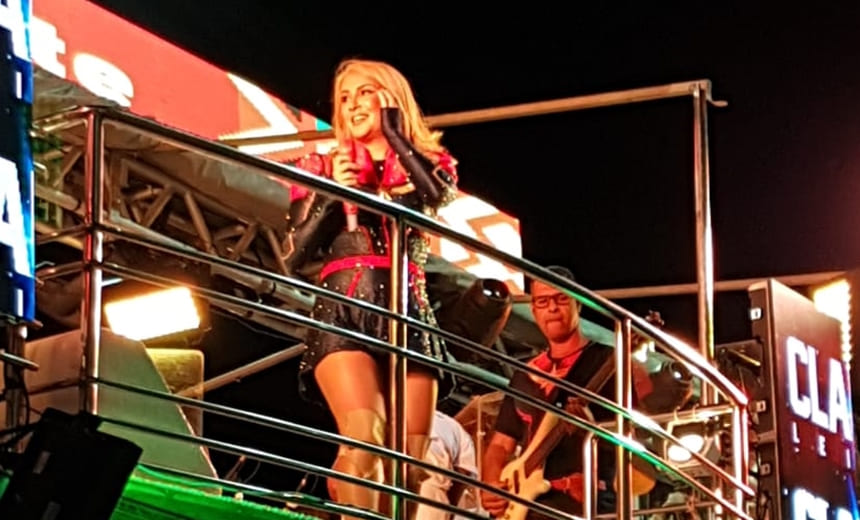 Grávida, Claudia Leitte rebola no trio e diz: &#8220;se eu posso, vocês também podem&#8221;; assista