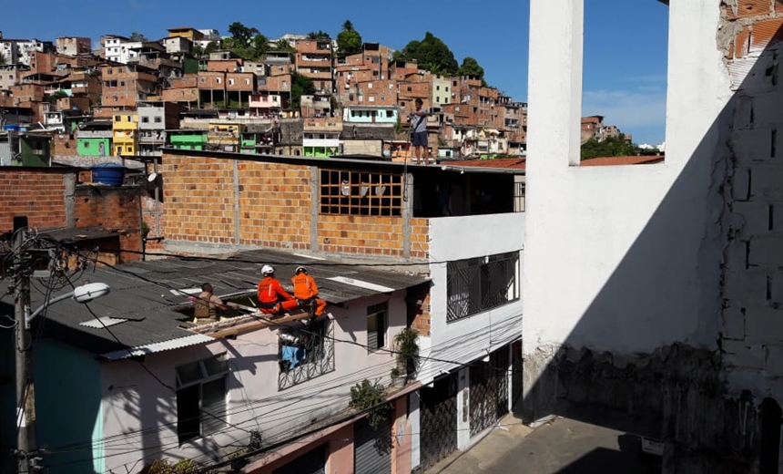 Bope impede homem de pular de casa de três andares após ter surto