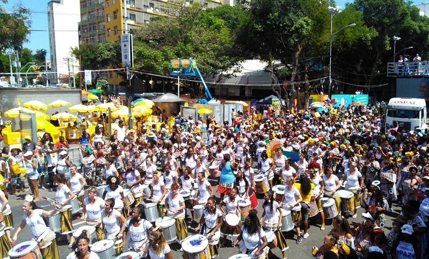 Batida percussiva da Banda Didá balança o chão do Campo Grande; veja vídeo