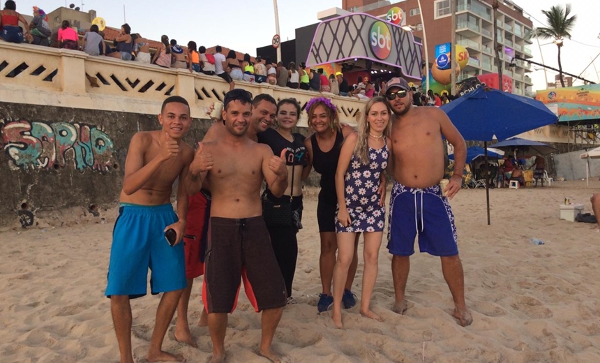 Foliões contam as vantagens de curtir o Carnaval de Salvador na Praia da Barra; veja