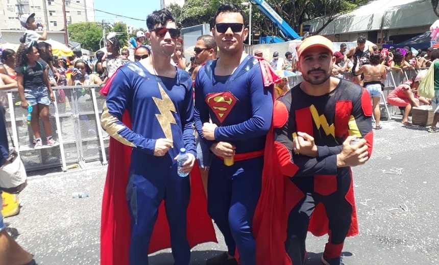 Super-heróis &#8220;fazem a segurança&#8221; dos baixinhos na folia do Circuito Osmar